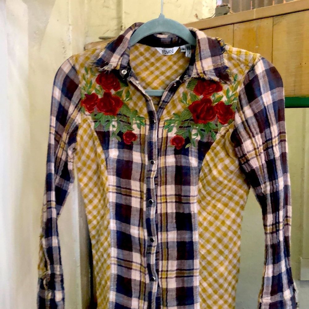 Great condition Ravel button up top!